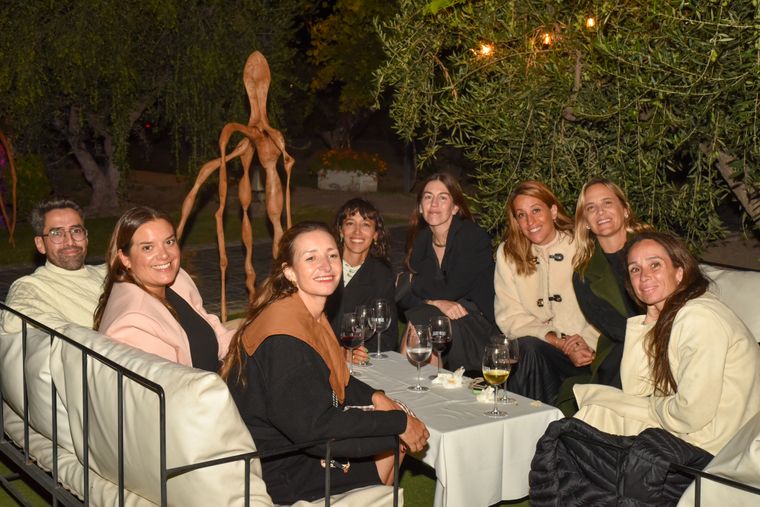 Emi Pereyra Giamportone rodeada de amigos que asistieron a la nueva muestra de Casa Vigil. Emi Pereyra Giamportone rodeada de amigos que asistieron a la nueva muestra de Casa Vigil.