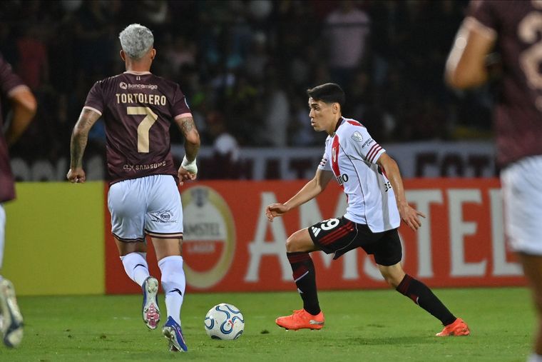 El mediocampista de River, Santiago Lencina, encara frente a la marca del venezolano Tortolero.&nbsp;