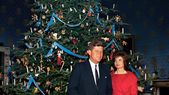 El ex presidente católico de EEUU, John Kennedy, con Jaqueline Onasisis, junto al gran árbol de Navidad de la Casa Blanca en 1961, año en que asumió como mandatario. El ex presidente católico de EEUU, John Kennedy, con Jaqueline Onasisis, junto al gran árbol de Navidad de la Casa Blanca en 1961, año en que asumió como mandatario.