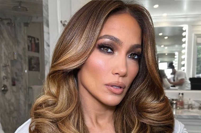 Los zapatos con plataformas elegidos por Jennifer López son blancos, con punta redonda y tiras delgadas de Valentino. Foto: Instagram @jlo