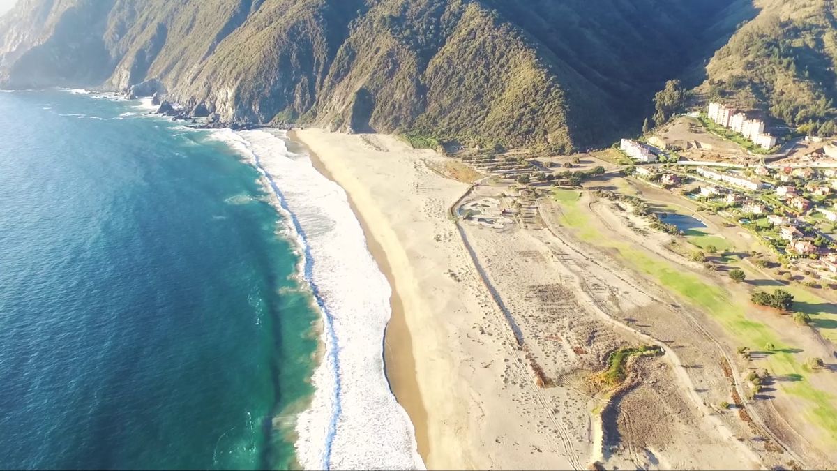 El pueblo de Chile donde una vieja ballenera cambió para siempre la costa