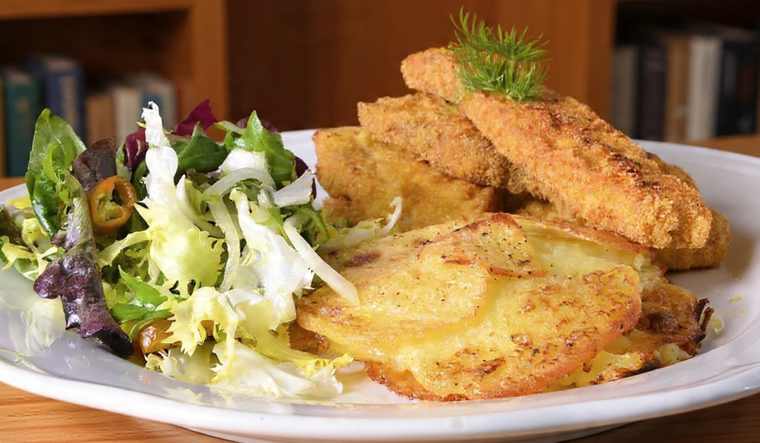 Filet de pescado rebozado con ensalada, la receta perfecta
