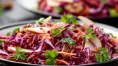 La ensalada que suma: receta de ensalada coleslaw con manzana para todo. La ensalada que suma: receta de ensalada coleslaw con manzana para todo.