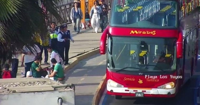 Falleció un hincha de Palmeiras tras caer de un descapotable previo a la final con Flamengo en Perú.