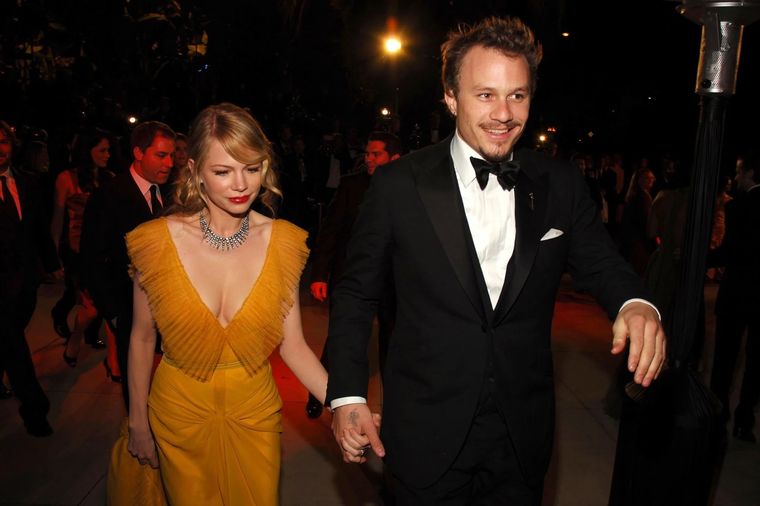 Heath Ledger y Michelle Williams asistiendo a un evento.