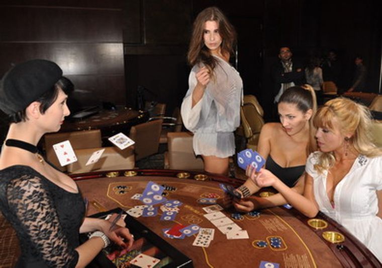 Las conejitas, esta tarde en el casino, sorprendidas por las cámaras. Foto: Pachy Reynoso/MDZ