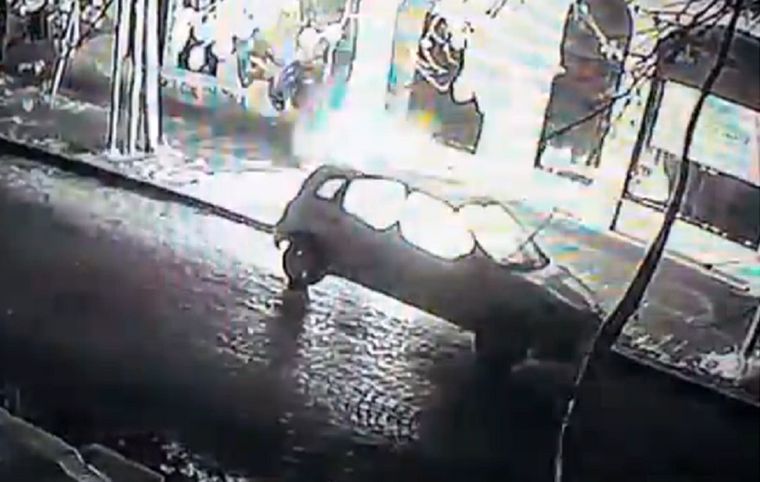 El hombre incendió su auto para cobrar el seguro, pero fue descubierto y detenido Foto: Captura de video