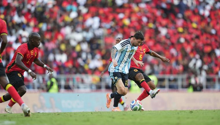 Lionel Messi causó una verdadera revolución en Angola, asistió en el 1-0 y marcó el 2-0 del triunfo de la Selección argentina. Lionel Messi causó una verdadera revolución en Angola, asistió en el 1-0 y marcó el 2-0 del triunfo de la Selección argentina. 