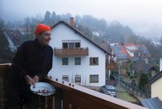 como es la vida de pipo pescador a los 75 anos: dejo la argentina y vive en un pueblo magico de europa