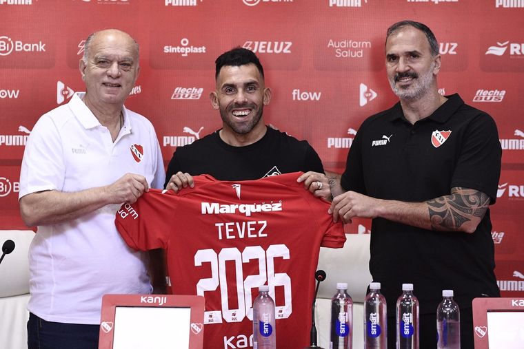 Tevez, junto a Grindetti y Seoane: el Apache renovó en Independiente Foto: Independiente