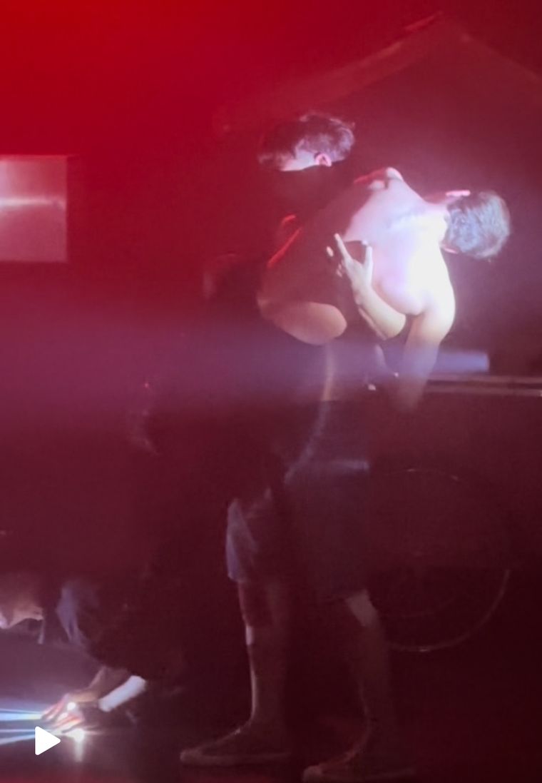 Hubo además sorprendentes representaciones artísticas muy físicas. Hubo además sorprendentes representaciones artísticas muy físicas.