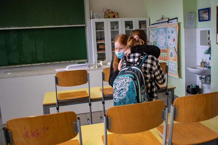 Estudiantes con mascarilla en un colegio de Praga. Foto: EFE