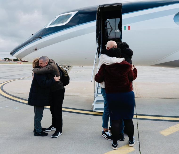 Tras más de un año de encierro en Venezuela, Alberto Trentini y Mario Burlò, dos presos políticos que estuvieron 14 meses detenidos sin cargos por el régimen de Nicolás Maduro, regresaron a Roma.