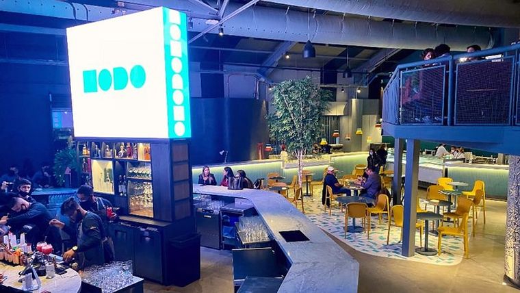 Modo es un establecimiento único en su especie. Un patio de comidas de lujo que bien puede ser una discoteca.