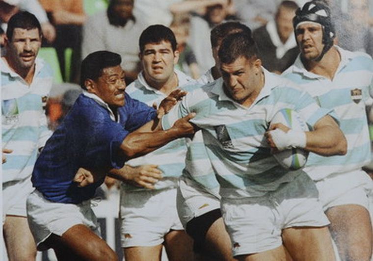 Sporleder avanza ante la marca de un samoano. Méndez mira desde atrás. Foto: Olé