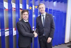 Axel Kicillof junto al embajador de la Unión Europea en Argentina, Erik Høeg.