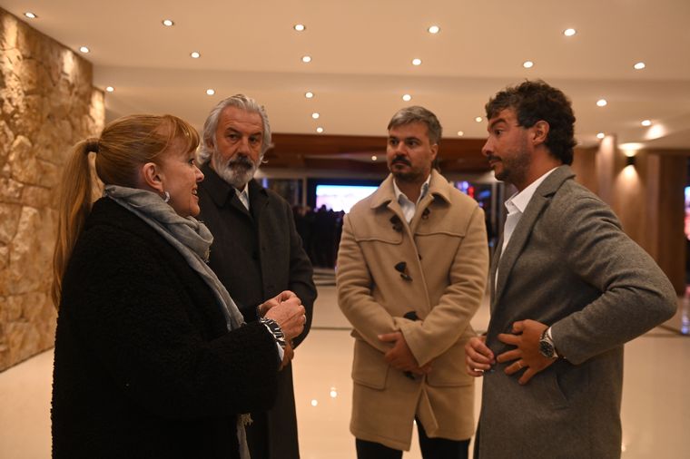 Edgardo, Matías y Franco Parlanti junto a Patricia Giménez, en plena charla. Edgardo, Matías y Franco Parlanti junto a Patricia Giménez, en plena charla.