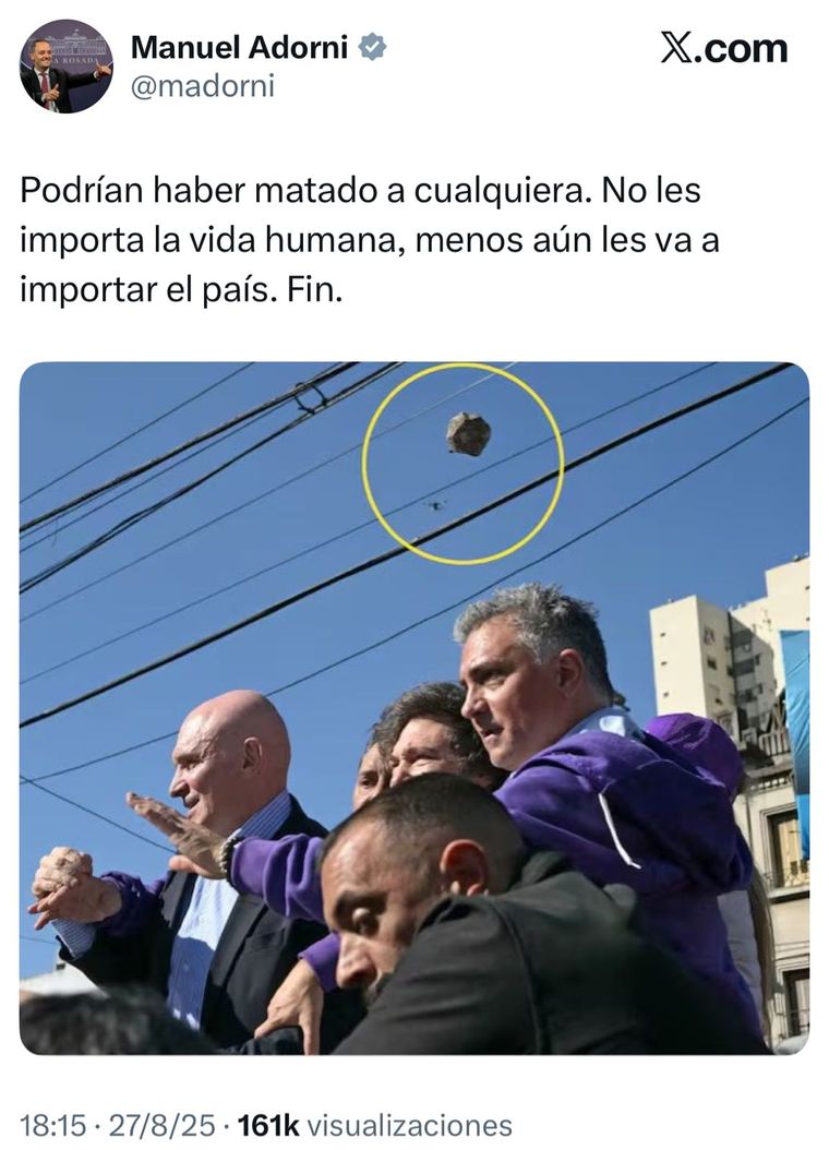 Manuel Adorni tuiteó tras el ataque a Javier Milei y mostró una de las piedras que le arrojaron. Manuel Adorni tuiteó tras el ataque a Javier Milei y mostró una de las piedras que le arrojaron.