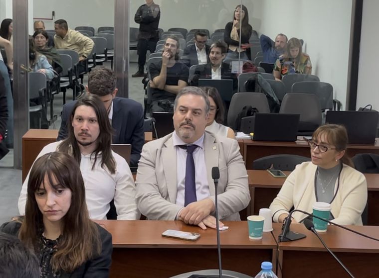 Nicolas Gabriel Carrizo, absuelto, junto a su defensor, Gastón Marano Nicolas Gabriel Carrizo, absuelto, junto a su defensor, Gastón Marano