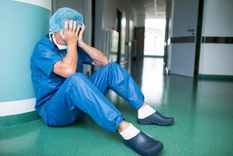 Los médicos intensivistas aseguran estar colapsados porque cada vez son menos