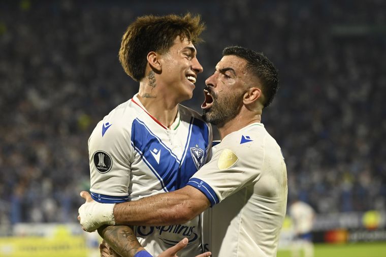 Goleadores. Maher Carrizo y el uruguayo Michael Santos anotaron los goles del gran triunfo de Vélez. Foto: FotoBaires