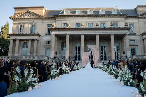 El matrimonio se encuentra muy feliz. El matrimonio se encuentra muy feliz.