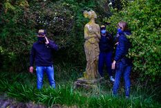 El allanamiento donde encontraron una veintena de estatuas robadas del espacio público Foto: Télam