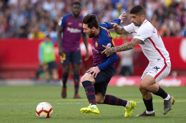 Banega marcando a Messi en un Barcelona-Sevilla Foto: NA