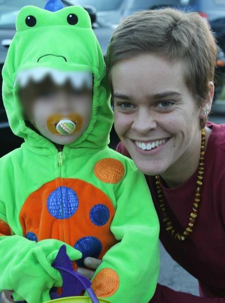 La mujer junto al nene que falleció por exceso de sal en la sangre