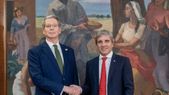Scott Bessent y Luis Toto Caputo vienen negociando los términos de la asistencia financiera al país, y hoy ya el mercado del dólar empezó a mostrar el impacto de la intervención de Estados Unidos. Scott Bessent y Luis Toto Caputo vienen negociando los términos de la asistencia financiera al país, y hoy ya el mercado del dólar empezó a mostrar el impacto de la intervención de Estados Unidos.