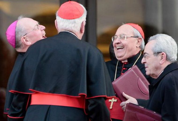 El cardenal Leonardo Sandri (segundo desde la derecha), anteayer con otros religiosos. Foto: AP