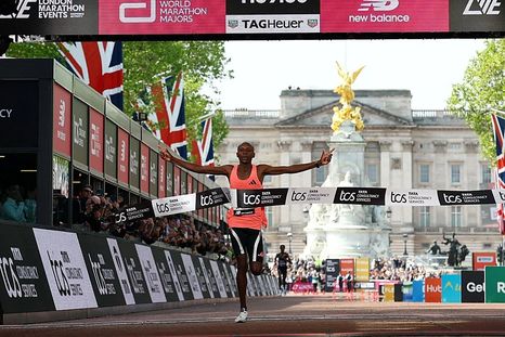 Sabastian Sawe cruzando la meta en el Maratón de Londres en una jornada en la que reescribió la historia. Sabastian Sawe cruzando la meta en el Maratón de Londres en una jornada en la que reescribió la historia.