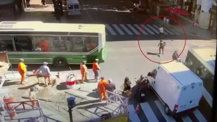 Efectivos policiales comenzaron a perseguir a los sospechosos, los cuales se escabulleron entre los vehículos