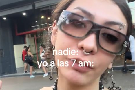 El video fue grabado a primera hora de la mañana en la calle San Martín y se viralizó rápidamente en redes sociales tras los insultos de la joven. El video fue grabado a primera hora de la mañana en la calle San Martín y se viralizó rápidamente en redes sociales tras los insultos de la joven.