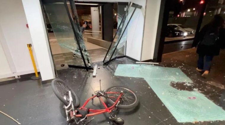 La entrada a ARTEAR luego del ataque de militantes de Cristina Fernández de Kirchner. Foto: TN La entrada a ARTEAR luego del ataque de militantes de Cristina Fernández de Kirchner. Foto: TN