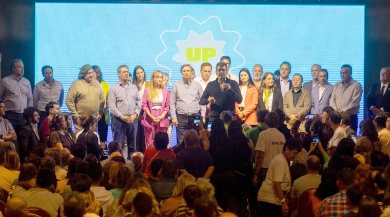 Sergio Massa con el gran frente peronista a sus espaldas Foto: FOTO/MDZ