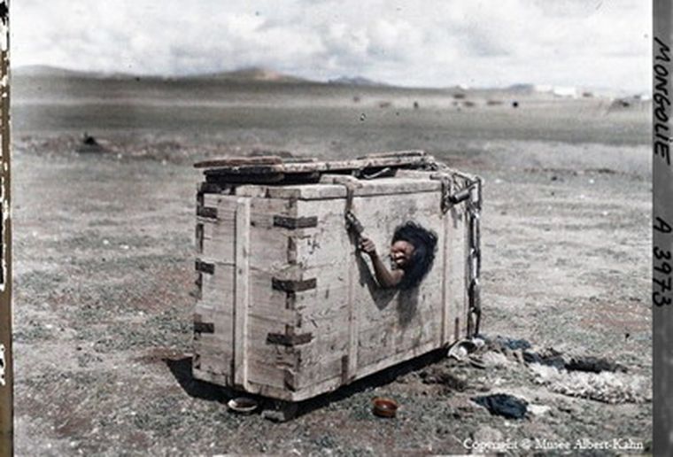 Inquietante: una persona trata de escapar de un baul en Mongolia. Foto: Citunoise.org