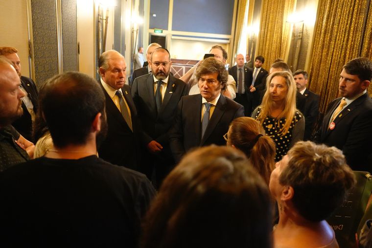 El presidente Javier Milei con familiares de secuestrados por Hamás durante el ataque del 7 de octubre de 2023. El presidente Javier Milei con familiares de secuestrados por Hamás durante el ataque del 7 de octubre de 2023.