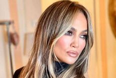 Jennifer Lopez lleva un vestido con aberturas XL y derrocha sensualidad Jennifer Lopez es una reconocida actriz y cantante en el mundo del espectáculo. Foto: https://people.com/style/jennifer-lopez-shares-glam-photos-from-italy-back-on-the-block/
