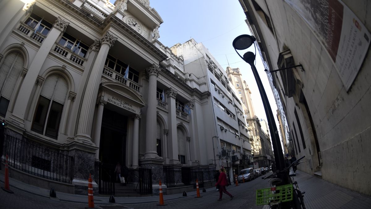 El BCRA limitó los movimientos bancarios en dólares en medio de vencimientos de futuros