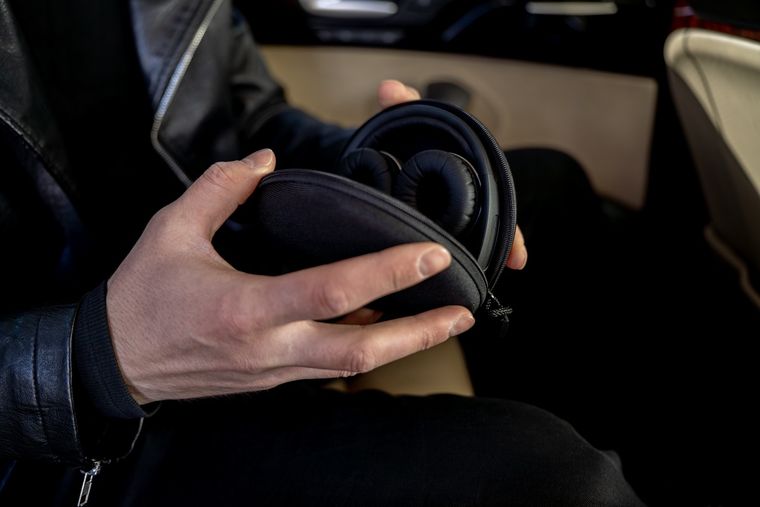 Los auriculares modernos incluyen estuches inteligentes con pantallas táctiles para un control total de la reproducción. Los auriculares modernos incluyen estuches inteligentes con pantallas táctiles para un control total de la reproducción.