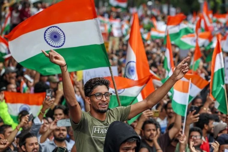 Las protestas en india comenzaron en las redes sociales. Foto Efe
