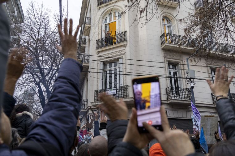 Hace una semana que los manifestantes se congregan en la casa de Cristina Fernández de Kirchner.