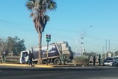 Dos camiones muncipales chocaron en el Acceso Norte.&nbsp;