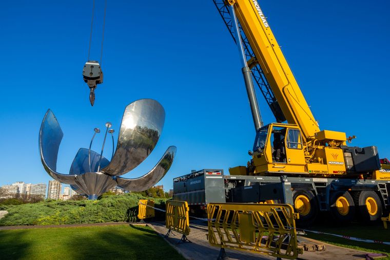 Este lunes, se llevará a cabo la colocación del último pétalo de la Floralis Genérica.