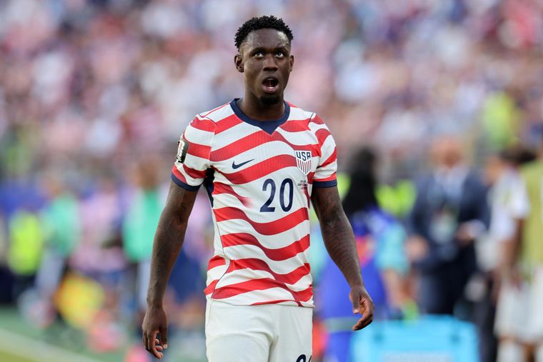 Folarin Balogun quedó en el centro de la polémica tras la decisión de la FIFA.