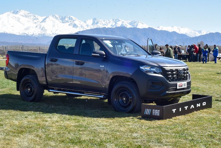 La Fiat Titano tiene motor diésel 2.2 L Multijet II con 200 CV y 450 Nm de torque, combinado con caja manual de 6 velocidades o automática de 8 marchas. La Fiat Titano tiene motor diésel 2.2 L Multijet II con 200 CV y 450 Nm de torque, combinado con caja manual de 6 velocidades o automática de 8 marchas.