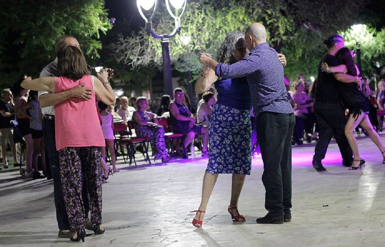 La plaza departamental será escenario de una noche de tango.