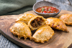 Cómo hacer empanadas caseras bien argentinas con carne a cuchillo.