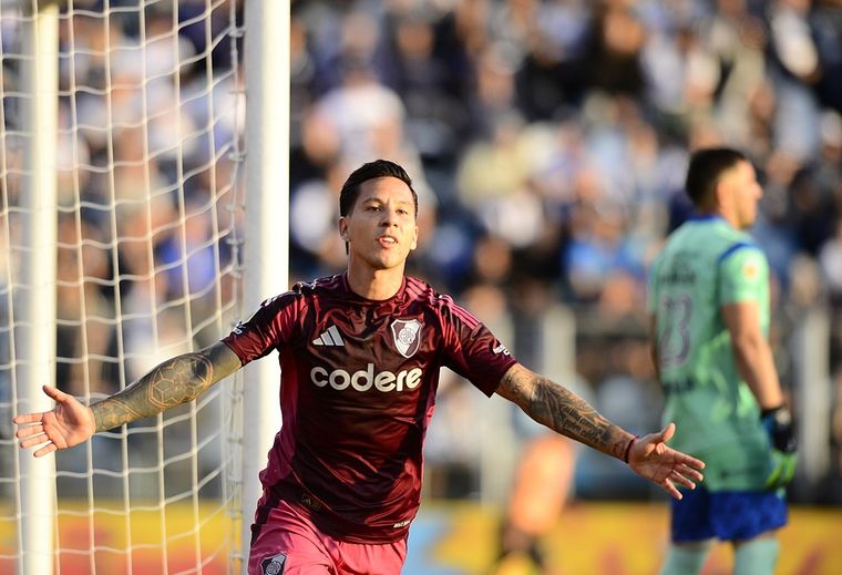 El delantero de River capturó un mal despeje y facturó el 1-0 en el Bosque. Foto: FotoBaires